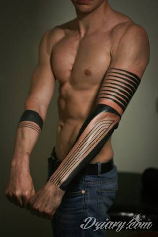 Tatuaże geometryczne niepokojąco kuszące wzrok. Łączą prostą formę opartą na kilku kształtach jak i duże formaty o spójnej kompozycji graficznej stworzonej z niewielkich symboli.  