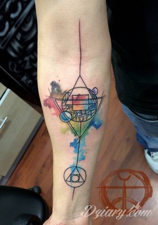 Tatuaże geometryczne niepokojąco kuszące wzrok. Łączą prostą formę opartą na kilku kształtach jak i duże formaty o spójnej kompozycji graficznej stworzonej z niewielkich symboli.  