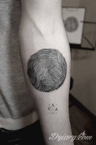 Tatuaże geometryczne niepokojąco kuszące wzrok. Łączą prostą formę opartą na kilku kształtach jak i duże formaty o spójnej kompozycji graficznej stworzonej z niewielkich symboli.  