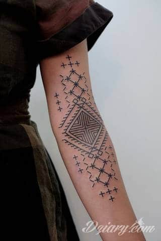 Tatuaże geometryczne niepokojąco kuszące wzrok. Łączą prostą formę opartą na kilku kształtach jak i duże formaty o spójnej kompozycji graficznej stworzonej z niewielkich symboli.  