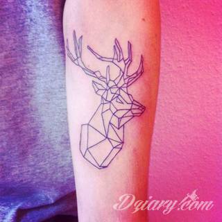 Tatuaże geometryczne niepokojąco kuszące wzrok. Łączą prostą formę opartą na kilku kształtach jak i duże formaty o spójnej kompozycji graficznej stworzonej z niewielkich symboli.  