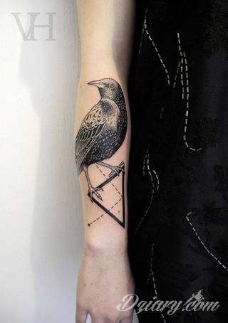 Tatuaże geometryczne niepokojąco kuszące wzrok. Łączą prostą formę opartą na kilku kształtach jak i duże formaty o spójnej kompozycji graficznej stworzonej z niewielkich symboli.  