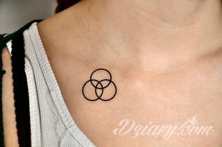 Tatuaże geometryczne niepokojąco kuszące wzrok. Łączą prostą formę opartą na kilku kształtach jak i duże formaty o spójnej kompozycji graficznej stworzonej z niewielkich symboli.  
