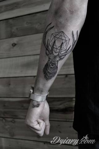 Tatuaże geometryczne niepokojąco kuszące wzrok. Łączą prostą formę opartą na kilku kształtach jak i duże formaty o spójnej kompozycji graficznej stworzonej z niewielkich symboli.  