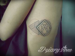 Tatuaże geometryczne niepokojąco kuszące wzrok. Łączą prostą formę opartą na kilku kształtach jak i duże formaty o spójnej kompozycji graficznej stworzonej z niewielkich symboli.  