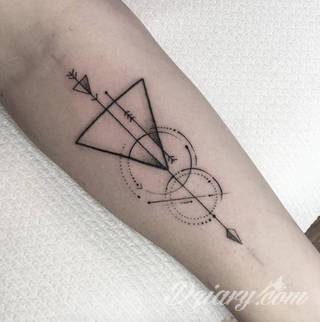 Tatuaże geometryczne niepokojąco kuszące wzrok. Łączą prostą formę opartą na kilku kształtach jak i duże formaty o spójnej kompozycji graficznej stworzonej z niewielkich symboli.  