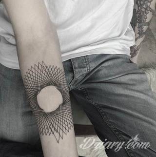 Tatuaże geometryczne niepokojąco kuszące wzrok. Łączą prostą formę opartą na kilku kształtach jak i duże formaty o spójnej kompozycji graficznej stworzonej z niewielkich symboli.  