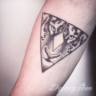 Tatuaże geometryczne niepokojąco kuszące wzrok. Łączą prostą formę opartą na kilku kształtach jak i duże formaty o spójnej kompozycji graficznej stworzonej z niewielkich symboli.  