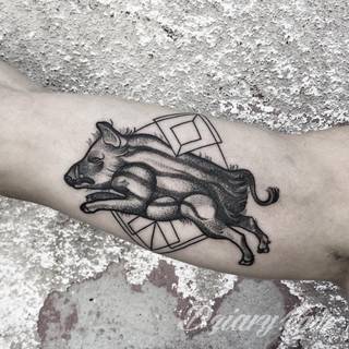 Tatuaże geometryczne niepokojąco kuszące wzrok. Łączą prostą formę opartą na kilku kształtach jak i duże formaty o spójnej kompozycji graficznej stworzonej z niewielkich symboli.  