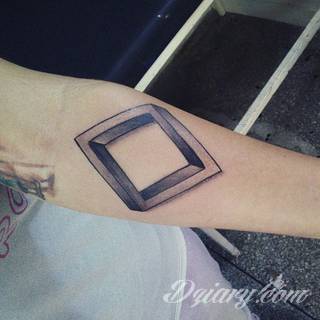 Tatuaże geometryczne niepokojąco kuszące wzrok. Łączą prostą formę opartą na kilku kształtach jak i duże formaty o spójnej kompozycji graficznej stworzonej z niewielkich symboli.  