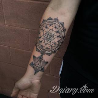 Tatuaże geometryczne niepokojąco kuszące wzrok. Łączą prostą formę opartą na kilku kształtach jak i duże formaty o spójnej kompozycji graficznej stworzonej z niewielkich symboli.  