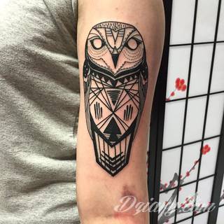 Tatuaże geometryczne niepokojąco kuszące wzrok. Łączą prostą formę opartą na kilku kształtach jak i duże formaty o spójnej kompozycji graficznej stworzonej z niewielkich symboli.  