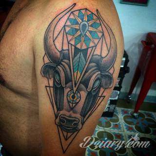 Tatuaże geometryczne niepokojąco kuszące wzrok. Łączą prostą formę opartą na kilku kształtach jak i duże formaty o spójnej kompozycji graficznej stworzonej z niewielkich symboli.  