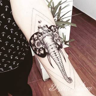 Tatuaże geometryczne niepokojąco kuszące wzrok. Łączą prostą formę opartą na kilku kształtach jak i duże formaty o spójnej kompozycji graficznej stworzonej z niewielkich symboli.  