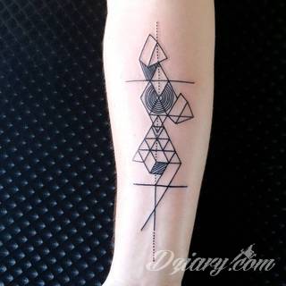 Tatuaże geometryczne niepokojąco kuszące wzrok. Łączą prostą formę opartą na kilku kształtach jak i duże formaty o spójnej kompozycji graficznej stworzonej z niewielkich symboli.  