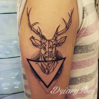 Tatuaże geometryczne niepokojąco kuszące wzrok. Łączą prostą formę opartą na kilku kształtach jak i duże formaty o spójnej kompozycji graficznej stworzonej z niewielkich symboli.  