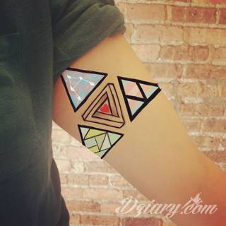 Tatuaże geometryczne niepokojąco kuszące wzrok. Łączą prostą formę opartą na kilku kształtach jak i duże formaty o spójnej kompozycji graficznej stworzonej z niewielkich symboli.  