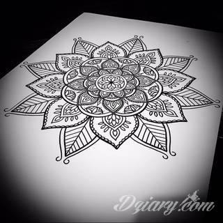 Tatuaże geometryczne niepokojąco kuszące wzrok. Łączą prostą formę opartą na kilku kształtach jak i duże formaty o spójnej kompozycji graficznej stworzonej z niewielkich symboli.  