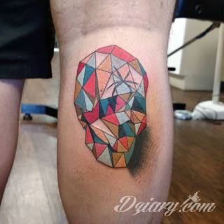 Tatuaże geometryczne niepokojąco kuszące wzrok. Łączą prostą formę opartą na kilku kształtach jak i duże formaty o spójnej kompozycji graficznej stworzonej z niewielkich symboli.  