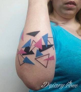 Tatuaże geometryczne niepokojąco kuszące wzrok. Łączą prostą formę opartą na kilku kształtach jak i duże formaty o spójnej kompozycji graficznej stworzonej z niewielkich symboli.  