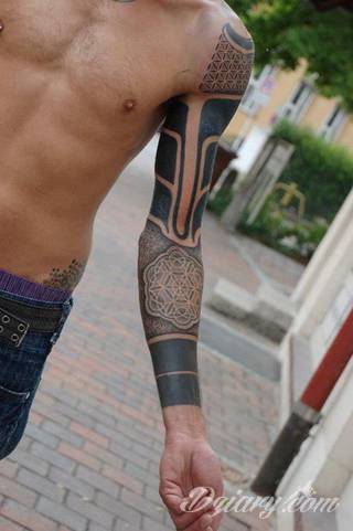 Tatuaże geometryczne niepokojąco kuszące wzrok. Łączą prostą formę opartą na kilku kształtach jak i duże formaty o spójnej kompozycji graficznej stworzonej z niewielkich symboli.  