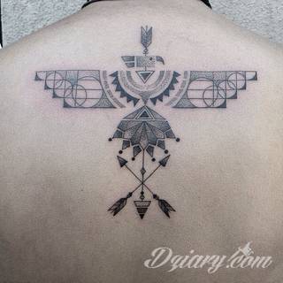 Tatuaże geometryczne niepokojąco kuszące wzrok. Łączą prostą formę opartą na kilku kształtach jak i duże formaty o spójnej kompozycji graficznej stworzonej z niewielkich symboli.  