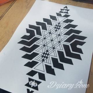 Tatuaże geometryczne niepokojąco kuszące wzrok. Łączą prostą formę opartą na kilku kształtach jak i duże formaty o spójnej kompozycji graficznej stworzonej z niewielkich symboli.  