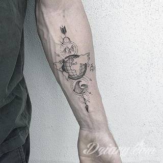 Tatuaże geometryczne niepokojąco kuszące wzrok. Łączą prostą formę opartą na kilku kształtach jak i duże formaty o spójnej kompozycji graficznej stworzonej z niewielkich symboli.  