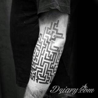 Tatuaże geometryczne niepokojąco kuszące wzrok. Łączą prostą formę opartą na kilku kształtach jak i duże formaty o spójnej kompozycji graficznej stworzonej z niewielkich symboli.  