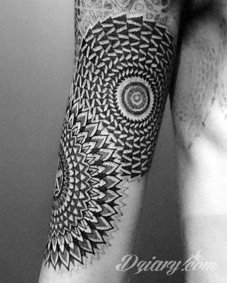 Tatuaże geometryczne niepokojąco kuszące wzrok. Łączą prostą formę opartą na kilku kształtach jak i duże formaty o spójnej kompozycji graficznej stworzonej z niewielkich symboli.  