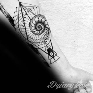 Tatuaże geometryczne niepokojąco kuszące wzrok. Łączą prostą formę opartą na kilku kształtach jak i duże formaty o spójnej kompozycji graficznej stworzonej z niewielkich symboli.  