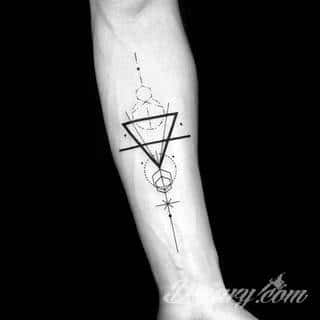 Tatuaże geometryczne niepokojąco kuszące wzrok. Łączą prostą formę opartą na kilku kształtach jak i duże formaty o spójnej kompozycji graficznej stworzonej z niewielkich symboli.  