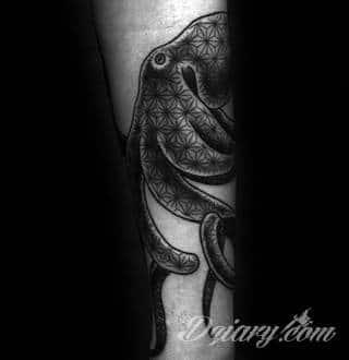 Tatuaże geometryczne niepokojąco kuszące wzrok. Łączą prostą formę opartą na kilku kształtach jak i duże formaty o spójnej kompozycji graficznej stworzonej z niewielkich symboli.  