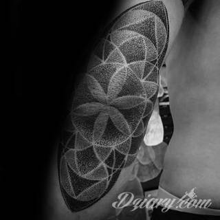 Tatuaże geometryczne niepokojąco kuszące wzrok. Łączą prostą formę opartą na kilku kształtach jak i duże formaty o spójnej kompozycji graficznej stworzonej z niewielkich symboli.  