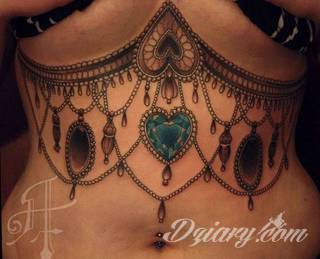 Tatuaże geometryczne niepokojąco kuszące wzrok. Łączą prostą formę opartą na kilku kształtach jak i duże formaty o spójnej kompozycji graficznej stworzonej z niewielkich symboli.  