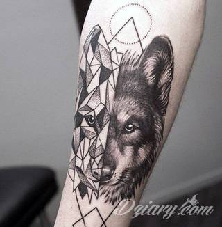 Tatuaże geometryczne niepokojąco kuszące wzrok. Łączą prostą formę opartą na kilku kształtach jak i duże formaty o spójnej kompozycji graficznej stworzonej z niewielkich symboli.  