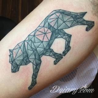 Tatuaże geometryczne niepokojąco kuszące wzrok. Łączą prostą formę opartą na kilku kształtach jak i duże formaty o spójnej kompozycji graficznej stworzonej z niewielkich symboli.  