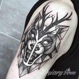 Tatuaże geometryczne niepokojąco kuszące wzrok. Łączą prostą formę opartą na kilku kształtach jak i duże formaty o spójnej kompozycji graficznej stworzonej z niewielkich symboli.  