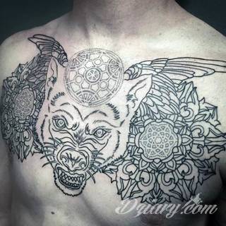 Tatuaże geometryczne niepokojąco kuszące wzrok. Łączą prostą formę opartą na kilku kształtach jak i duże formaty o spójnej kompozycji graficznej stworzonej z niewielkich symboli.  