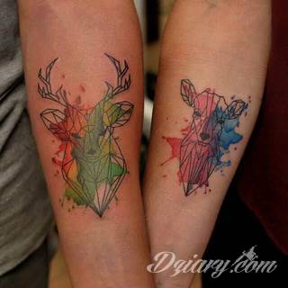 Tatuaże geometryczne niepokojąco kuszące wzrok. Łączą prostą formę opartą na kilku kształtach jak i duże formaty o spójnej kompozycji graficznej stworzonej z niewielkich symboli.  