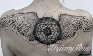 Tatuaże geometryczne niepokojąco kuszące wzrok. Łączą prostą formę opartą na kilku kształtach jak i duże formaty o spójnej kompozycji graficznej stworzonej z niewielkich symboli.  