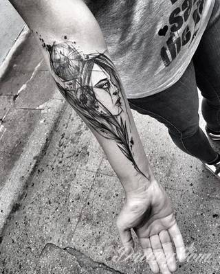 Tatuaże geometryczne niepokojąco kuszące wzrok. Łączą prostą formę opartą na kilku kształtach jak i duże formaty o spójnej kompozycji graficznej stworzonej z niewielkich symboli.  