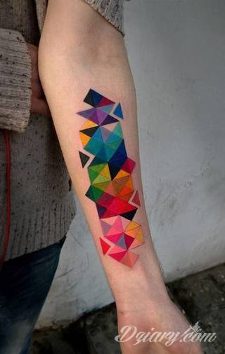 Tatuaże geometryczne niepokojąco kuszące wzrok. Łączą prostą formę opartą na kilku kształtach jak i duże formaty o spójnej kompozycji graficznej stworzonej z niewielkich symboli.  