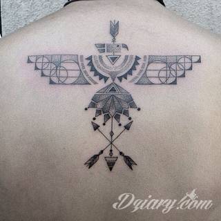 Tatuaże geometryczne niepokojąco kuszące wzrok. Łączą prostą formę opartą na kilku kształtach jak i duże formaty o spójnej kompozycji graficznej stworzonej z niewielkich symboli.  