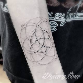 Tatuaże geometryczne niepokojąco kuszące wzrok. Łączą prostą formę opartą na kilku kształtach jak i duże formaty o spójnej kompozycji graficznej stworzonej z niewielkich symboli.  