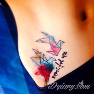 Tatuaże geometryczne niepokojąco kuszące wzrok. Łączą prostą formę opartą na kilku kształtach jak i duże formaty o spójnej kompozycji graficznej stworzonej z niewielkich symboli.  