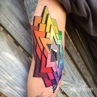 Tatuaże geometryczne niepokojąco kuszące wzrok. Łączą prostą formę opartą na kilku kształtach jak i duże formaty o spójnej kompozycji graficznej stworzonej z niewielkich symboli.  
