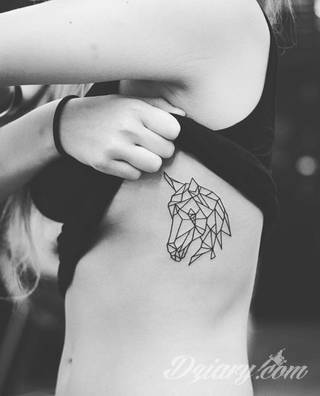 Tatuaże geometryczne niepokojąco kuszące wzrok. Łączą prostą formę opartą na kilku kształtach jak i duże formaty o spójnej kompozycji graficznej stworzonej z niewielkich symboli.  