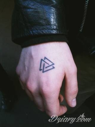 Tatuaże geometryczne niepokojąco kuszące wzrok. Łączą prostą formę opartą na kilku kształtach jak i duże formaty o spójnej kompozycji graficznej stworzonej z niewielkich symboli.  