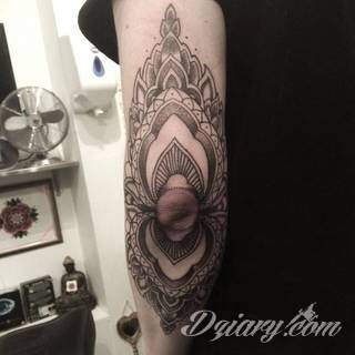 Tatuaże geometryczne niepokojąco kuszące wzrok. Łączą prostą formę opartą na kilku kształtach jak i duże formaty o spójnej kompozycji graficznej stworzonej z niewielkich symboli.  